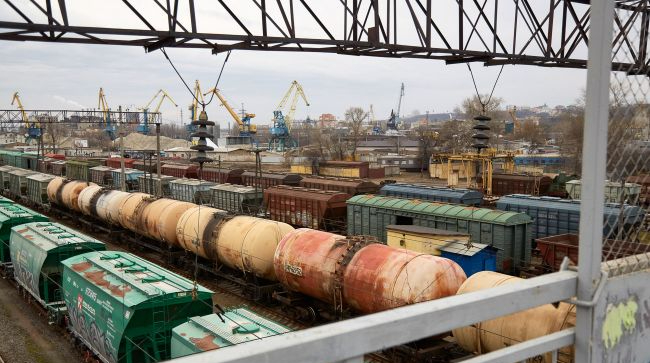 Держава почала отримувати перші мільйони від управління арештованими вагонами
