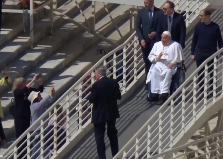Папа Франциск здивував паломників несподіваною появою