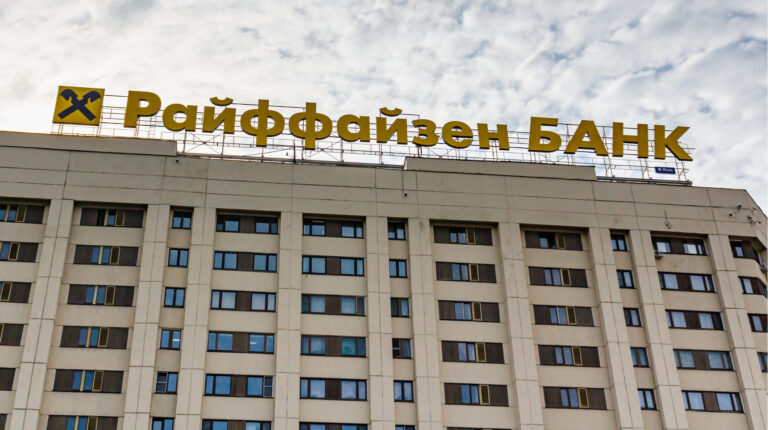 Raiffeisen Bank вирішив не продавати свій бізнес у РФ: до чого тут США