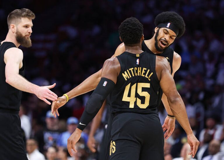 Плей-оф НБА: Кавальєрс розгромили Хіт, Голден Стейт переміг Х’юстон