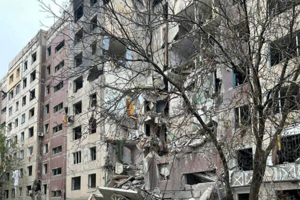 Росіяни скинули авіабомбу на багатоповерхівку в Костянтинівці, 12 поранених Росіяни скинули авіабомбу на багатоповерхівку в Костянтинівці, 12 поранених