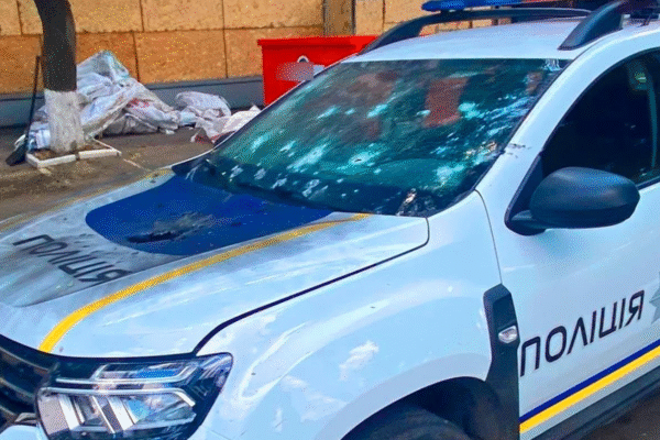 Росіяни скинули вибухівку з дрона на авто поліції на Херсонщині Росіяни скинули вибухівку з дрона на авто поліції на Херсонщині