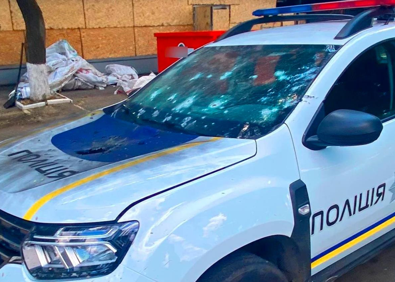 Росіяни скинули вибухівку з дрона на авто поліції на Херсонщині