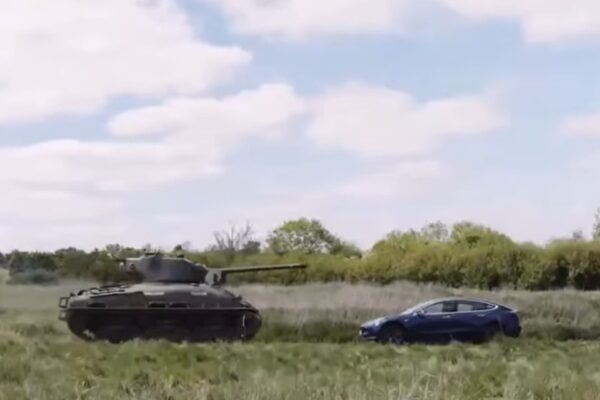 Ветеран Другої світової танком переїхав авто Tesla Ветеран Другої світової танком переїхав авто Tesla