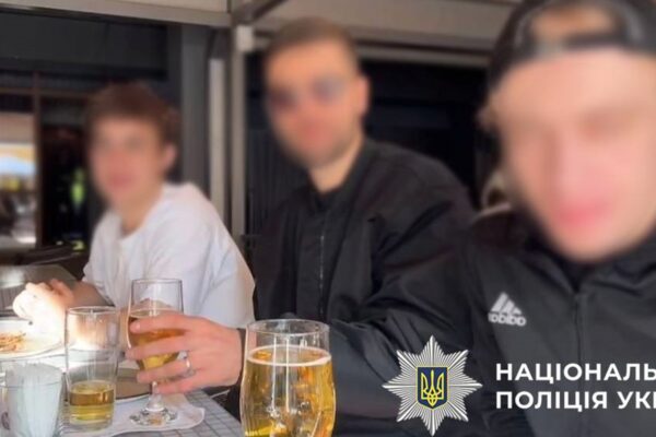 У Києві затримано молодиків, які хизувались зброєю в прямому ефірі У Києві затримано молодиків, які хизувались зброєю в прямому ефірі