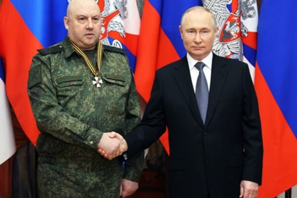 ЗМІ знайшли зниклого генерала РФ Суровікіна ЗМІ знайшли зниклого генерала РФ Суровікіна