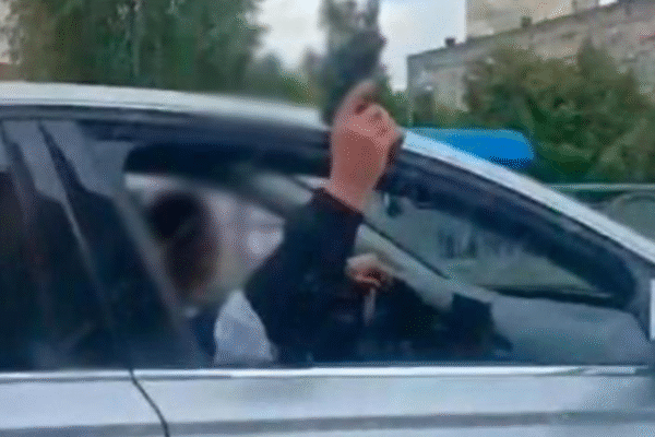 У Києві чоловіки влаштували стрілянину з вікна авто У Києві чоловіки влаштували стрілянину з вікна авто