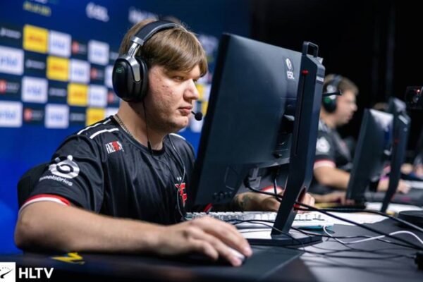 Українець S1mple дебютував як найкращий гравець FaZe, але команда програла Українець S1mple дебютував як найкращий гравець FaZe, але команда програла