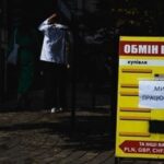 В обмінниках триває зниження долара, євро дорожчає