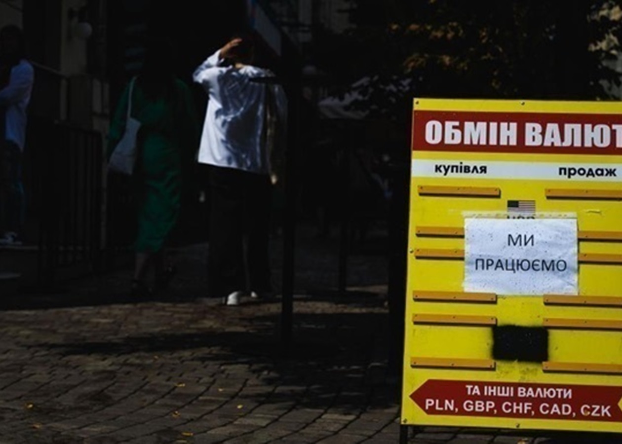 В обмінниках триває зниження долара, євро дорожчає