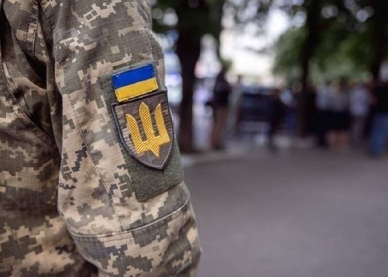 У Черкасах двоє чоловіків побили "кіборга", який служить в ТЦК