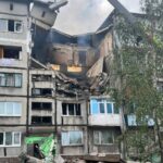 Дрон росіян влучив у п’ятиповерхівку на Донеччині