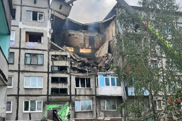 Дрон росіян влучив у п’ятиповерхівку на Донеччині