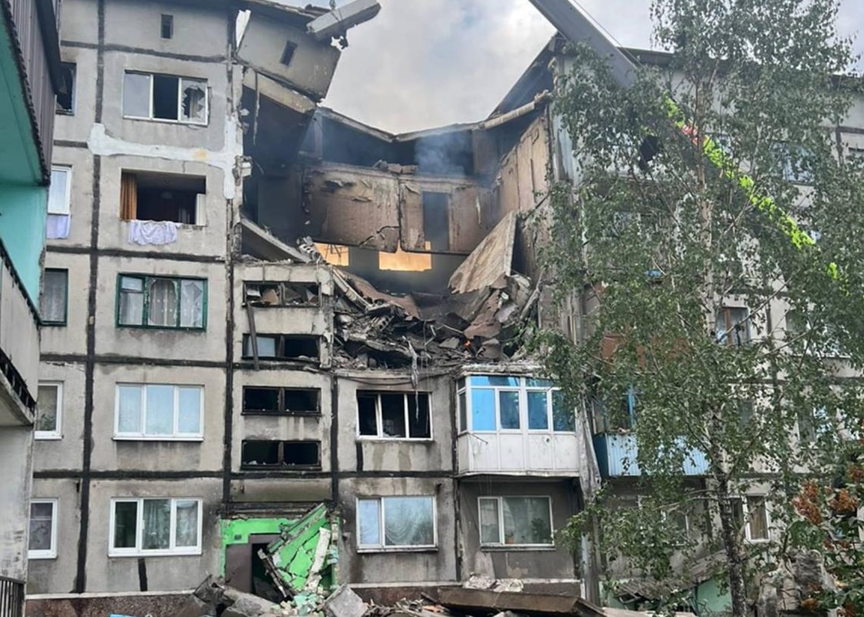 Дрон росіян влучив у п’ятиповерхівку на Донеччині