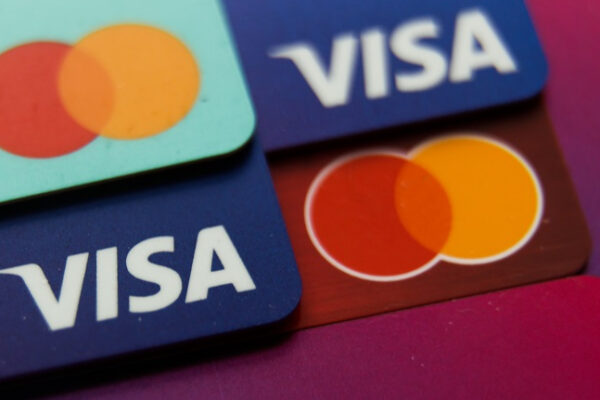 Visa вперше обігнала Mastercard за кількістю карток в обігу в Україні
