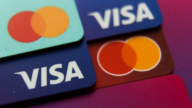 Visa вперше обігнала Mastercard за кількістю карток в обігу в Україні