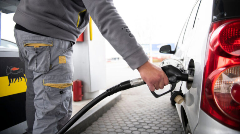 Директор “А-95” пояснив, чому скасували штрафи за відсутність на АЗС спиртового бензину