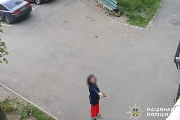 У Києві жінка стріляла по дверях багатоповерхівки У Києві жінка стріляла по дверях багатоповерхівки