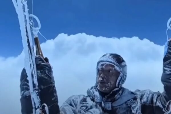 Парапланерист із Китаю випадково злетів на висоту понад 8000 метрів Парапланерист із Китаю випадково злетів на висоту понад 8000 метрів