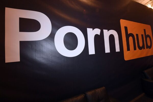 Влада Франції відповіла Pornhub на заяву щодо намірів покинути країну