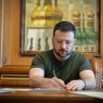 Зеленський підписав закон щодо зарплат чиновників