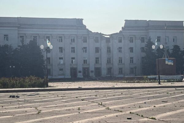 Росіяни зруйнували КАБами центр Херсона Росіяни зруйнували КАБами центр Херсона