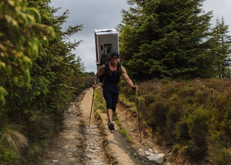 Британець пройшов 112 км з холодильником на спині