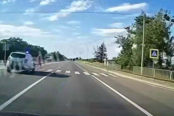 Патрульні збили неповнолітнього на трасі Київ-Чоп Патрульні збили неповнолітнього на трасі Київ-Чоп