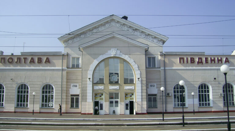 Російські обстріли пошкодили вокзал у Полтаві
