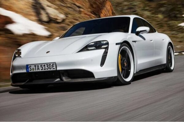 Porsche тимчасово зупиняє продажі електромобіля у Великій Британії Porsche тимчасово зупиняє продажі електромобіля Taycan у Великобританії через проблеми з акумулятором