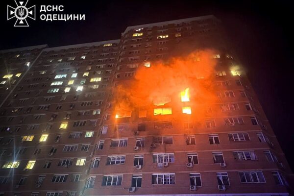 Палали три поверхи: з’явилися кадри удару по Одесі Палали три поверхи: з’явилися кадри удару по Одесі