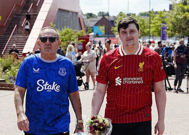 Фанат Евертона вшанував пам’ять гравця Ліверпуля