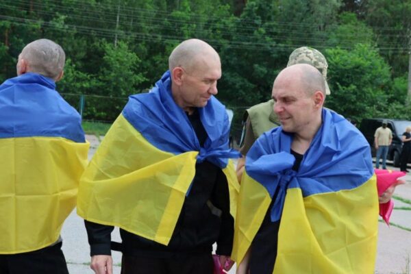 Україна повернула з полону військових і цивільних Україна повернула з полону військових і цивільних