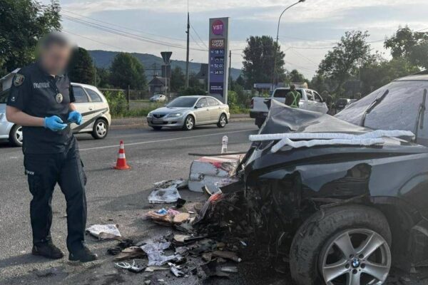 На Закарпатті BMW влетіла в пункт контролю, загинув прикордонник На Закарпатті BMW влетіла в пункт контролю, загинув прикордонник