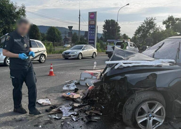 На Закарпатті BMW влетіла в пункт контролю, загинув прикордонник