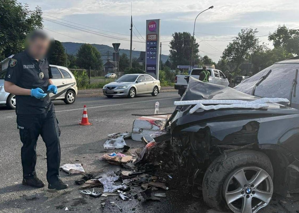 На Закарпатті BMW влетіла в пункт контролю, загинув прикордонник