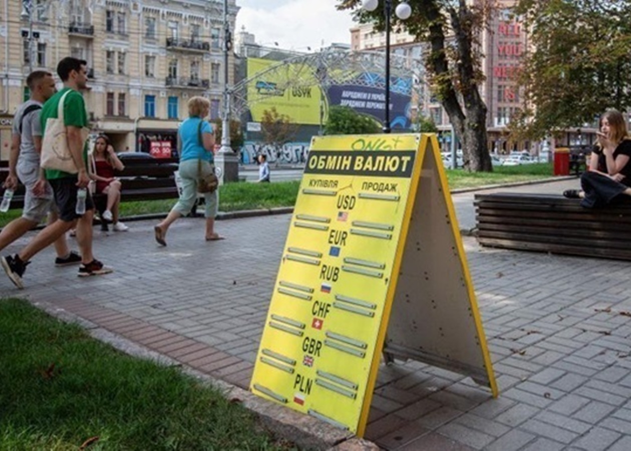 Офіційний курс долара зріс, євро - знижується