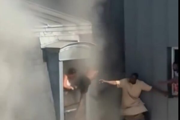 Порятунок з вогню у Парижі прославив іноземця Порятунок з вогню у Парижі прославив іноземця