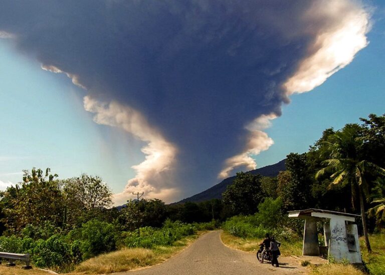 В Індонезії триває виверження вулкану Левотобі