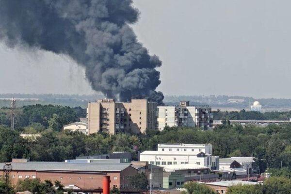 В Ростові на складі спалахнула величезна пожежа В Ростові на складі спалахнула величезна пожежа