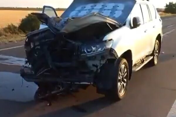 Дрон РФ врізався в авто головного рабина Херсона Дрон РФ врізався в авто головного рабина Херсона