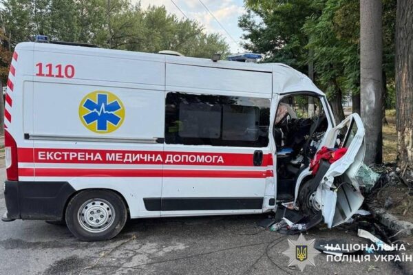 У Дніпрі "швидка" врізалась у стовп, загинув медик У Дніпрі "швидка" врізалась у стовп, загинув медик