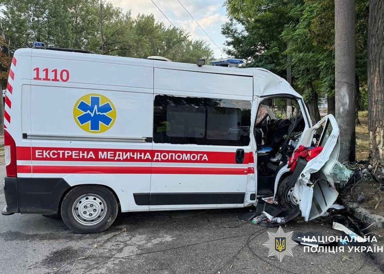 У Дніпрі "швидка" врізалась у стовп, загинув медик