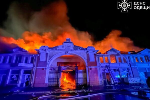 Атака дронів: в Одесі палає ринок Привоз