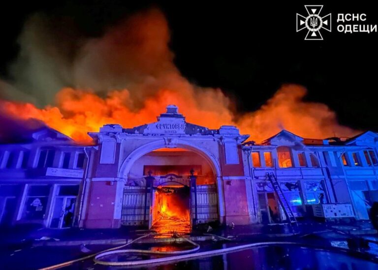 Атака дронів: в Одесі палає ринок Привоз