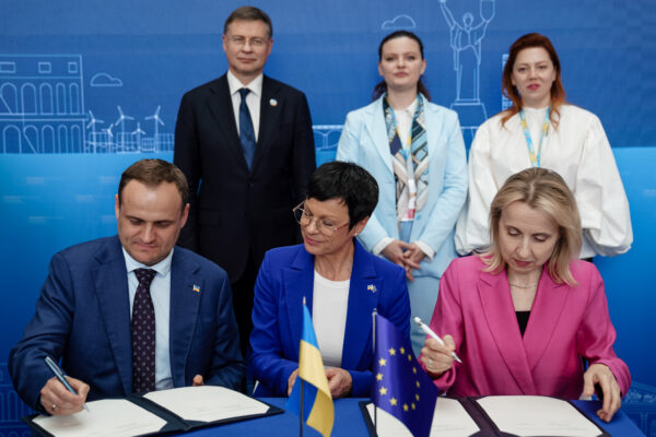 ЄІБ виділить понад 130 мільйонів євро на відновлення транспортної інфраструктури України ЄІБ виділить понад 130 мільйонів євро на відновлення транспортної інфраструктури України