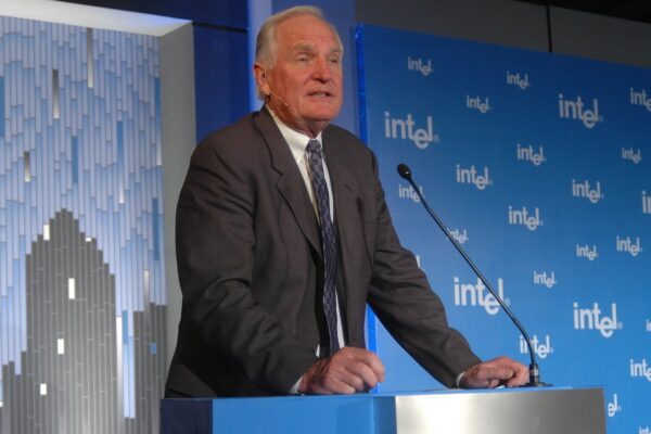 Колишній CEO Intel закликав інвестувати $40 млрд у компанію для порятунку виробництва чипів у США