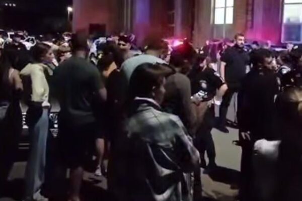 У Вінниці натовп намагався силою звільнити мобілізованих У Вінниці натовп намагався силою звільнити мобілізованих