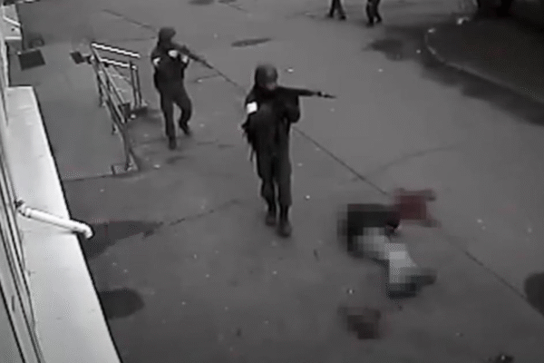 ЗМІ показали нові кадри розстрілу цивільного в Бучі та мародерства армії РФ ЗМІ показали нові кадри розстрілу цивільного в Бучі та мародерства армії РФ