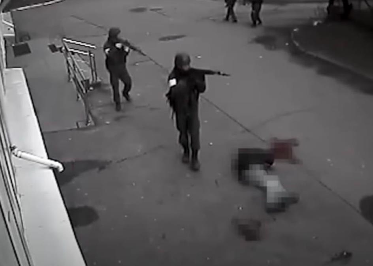 ЗМІ показали нові кадри розстрілу цивільного в Бучі та мародерства армії РФ